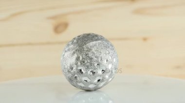 Ahşap arka plan üzerinde Gümüş Top