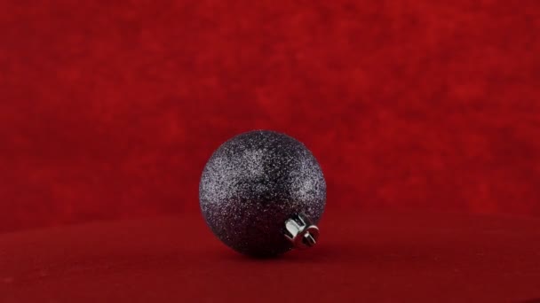 Violet ball on red background — Stock Video