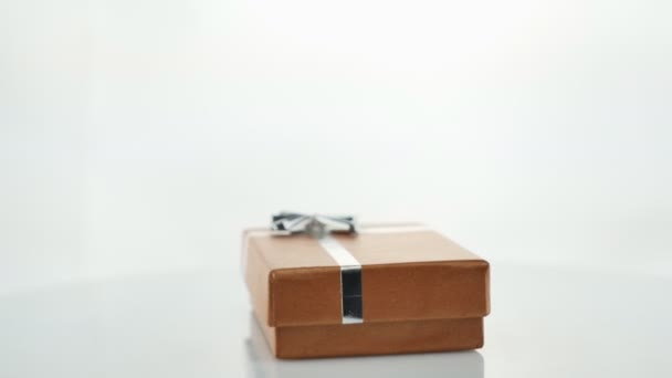 礼物礼物盒上白色孤立 — 图库视频影像