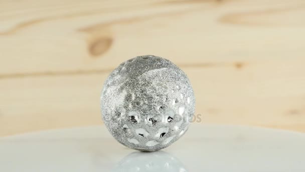 Silver ball på trä bakgrund — Stockvideo