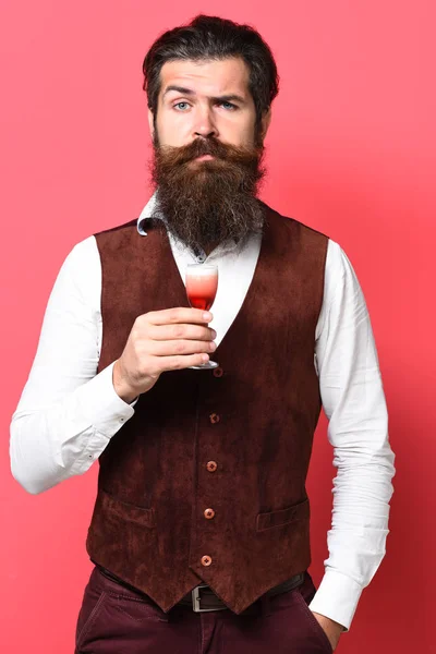 Gerçekten yakışıklı sakallı bir adam. — Stok fotoğraf