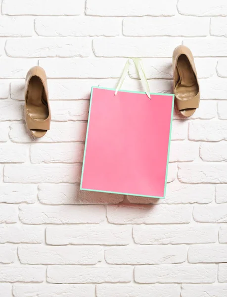 Pacote de papel e sapatos femininos — Fotografia de Stock