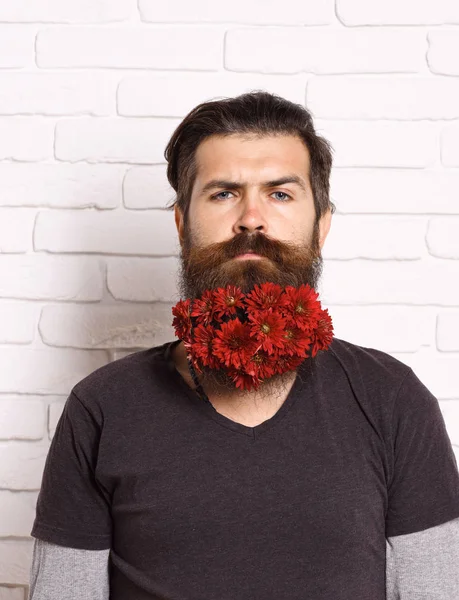 Hipster com flores em barba — Fotografia de Stock