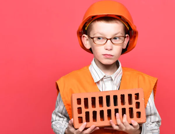 Jong schattig bouwer jongen — Stockfoto