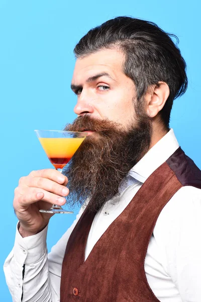Komoly jóképű szakállas férfi — Stock Fotó
