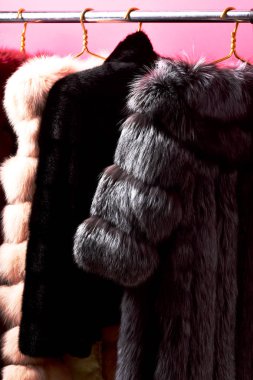 Askılarda moda kürk