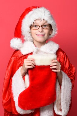 Genç, şirin Noel Baba çocuk.