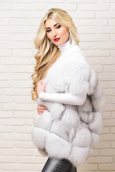 Fashionable sexy woman in fur — Stock Photo, Image
