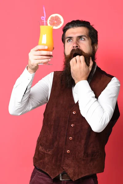 Homem barbudo bonito surpreso — Fotografia de Stock