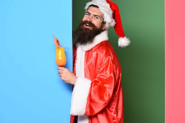 Χαμογελαστός γενειοφόρος Άγιος Βασίλης άνθρωπος — Φωτογραφία Αρχείου