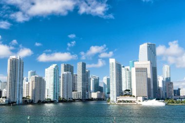 Bayside 'da gökdelenleri olan deniz manzarası