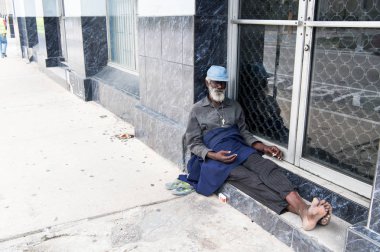 Afrikalı Amerikalı yaşlı evsiz adam