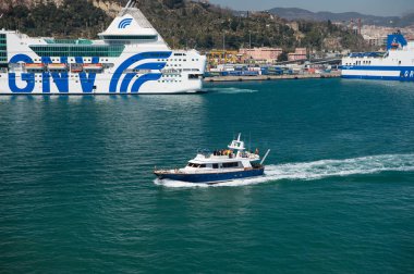 Büyük ve küçük gemilerin liman girin