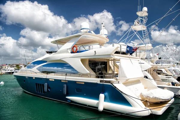 Yachten in der Dominikanischen Republik mit bewölktem Himmel — Stockfoto