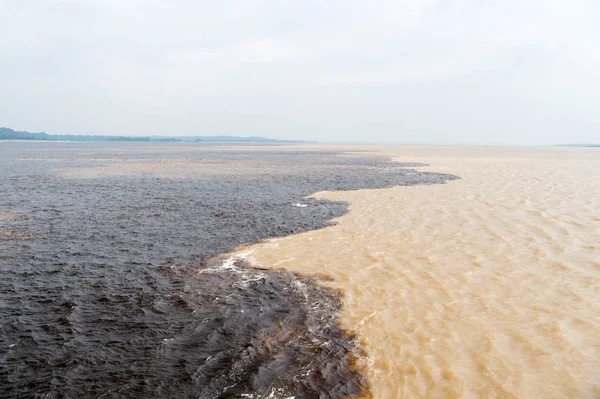与rio del negro在brazil-amazon河相遇的水 — 图库照片