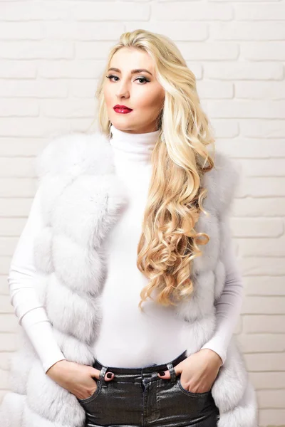 Fashionable sexy woman in fur — Stock Photo, Image