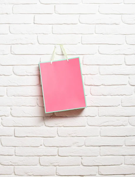 Ροζ χάρτινο πακέτο σε τούβλο — Φωτογραφία Αρχείου