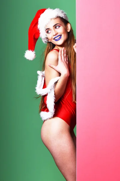 Ziemlich lächelnd sexy Weihnachtsmann Mädchen — Stockfoto