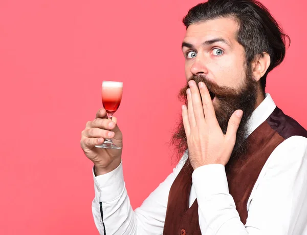 Hombre barbudo guapo sorprendido — Foto de Stock