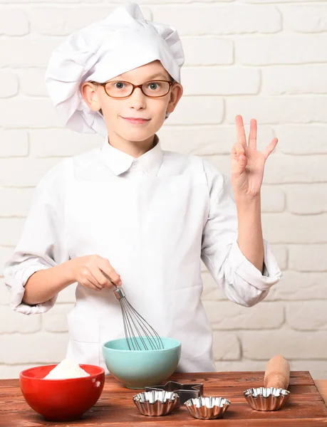 Gülümseyen çocuk sevimli aşçı şefi — Stok fotoğraf