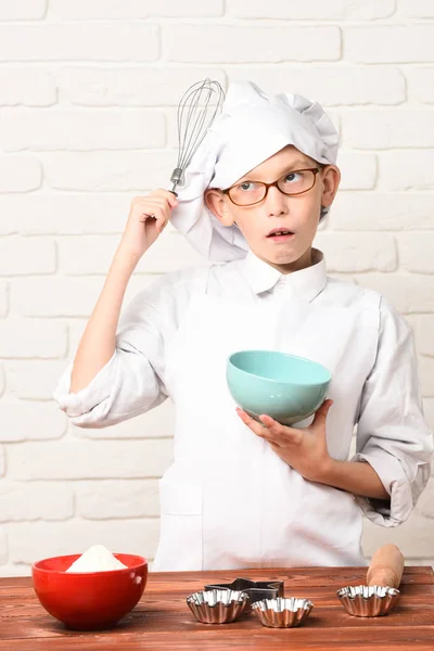 Sérieux garçon mignon cuisinier chef — Photo