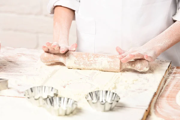 Mãos masculinas de cozinheiro chef — Fotografia de Stock