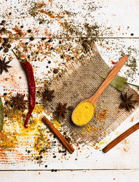 Especias aromáticas picantes en cucharas — Foto de Stock