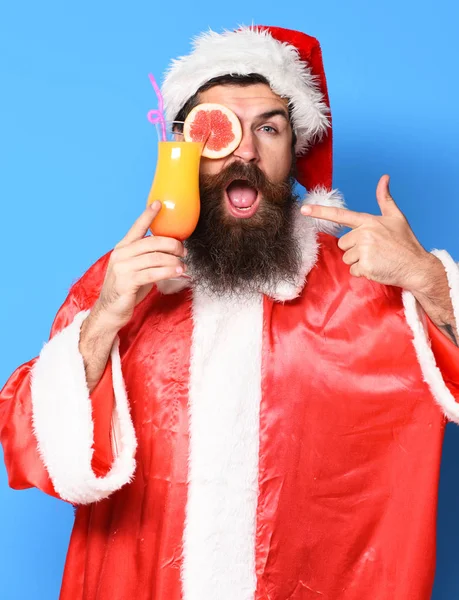 Lächelnder bärtiger Weihnachtsmann — Stockfoto