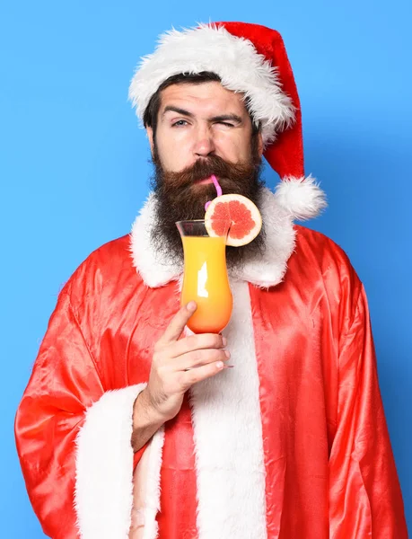 Ernster bärtiger Weihnachtsmann — Stockfoto