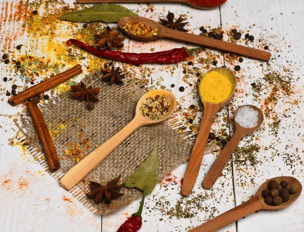 Especias aromáticas picantes en cucharas —  Fotos de Stock