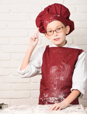 Lekeli tatlı aşçı çocuk.