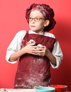 Lekeli tatlı aşçı çocuk.