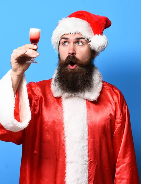 Przystojny brodaty Święty Mikołaj człowiek — Zdjęcie stockowe