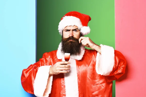 Seriózní vousatý Santa Claus muž — Stock fotografie