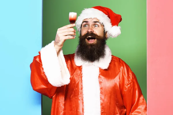 Gülümseyen sakallı Noel Baba Adam — Stok fotoğraf