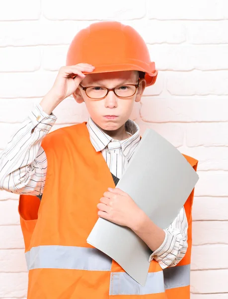 Jovem bonito construtor menino — Fotografia de Stock
