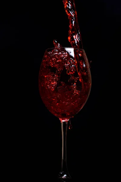 Bicchiere con gocce di vino rosso — Foto Stock