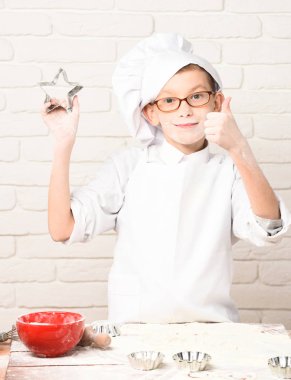 Lekeli tatlı aşçı çocuk.