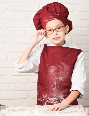 Lekeli tatlı aşçı çocuk.