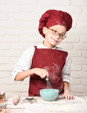 Lekeli tatlı aşçı çocuk.