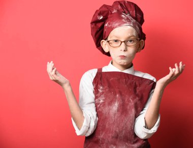 Lekeli tatlı aşçı çocuk.