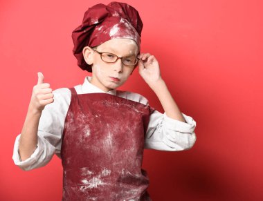 Lekeli tatlı aşçı çocuk.