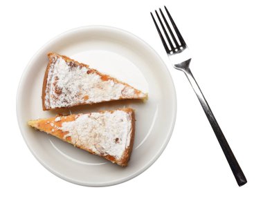 elmalı turta beyaz plaka üzerinde