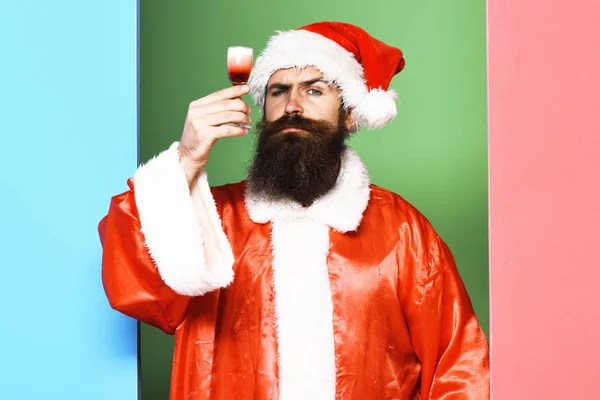 Серйозна бородата Санта Клаус людина — стокове фото