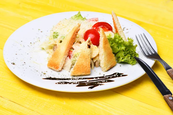 Caesar salad on platte — Stock Photo, Image
