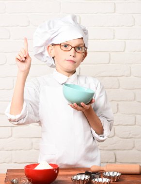 Şaşırmış çocuk sevimli aşçı şefi.