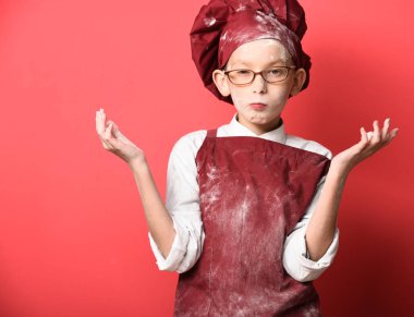 Lekeli tatlı aşçı çocuk.