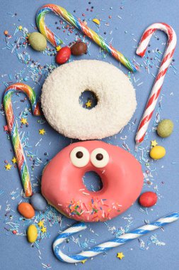 Mavi arka plan üzerinde komik sırlı çörek