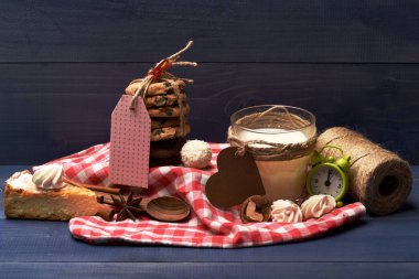 Sütlü pasta yakınındaki Kupası