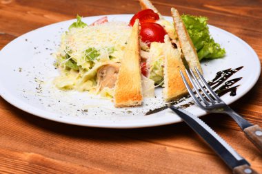 platte Sezar salataya